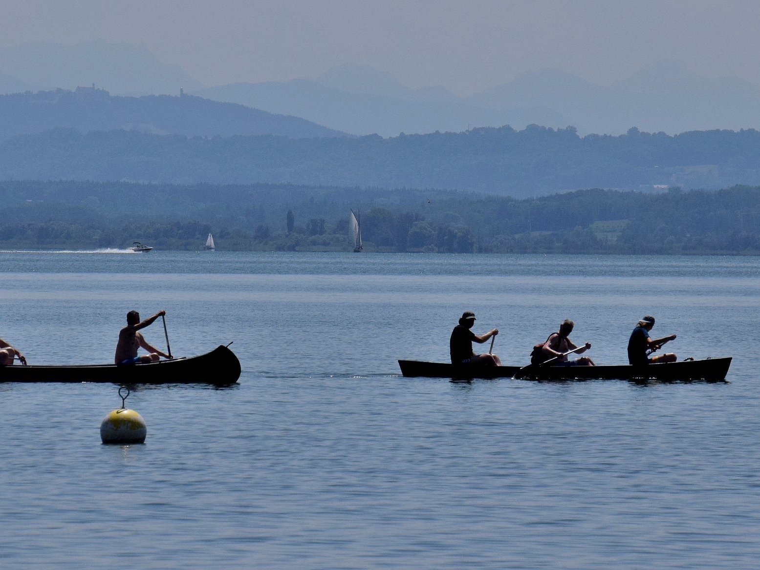 Kanufahrt auf dem See - fünf Männer und zwei Kanus 