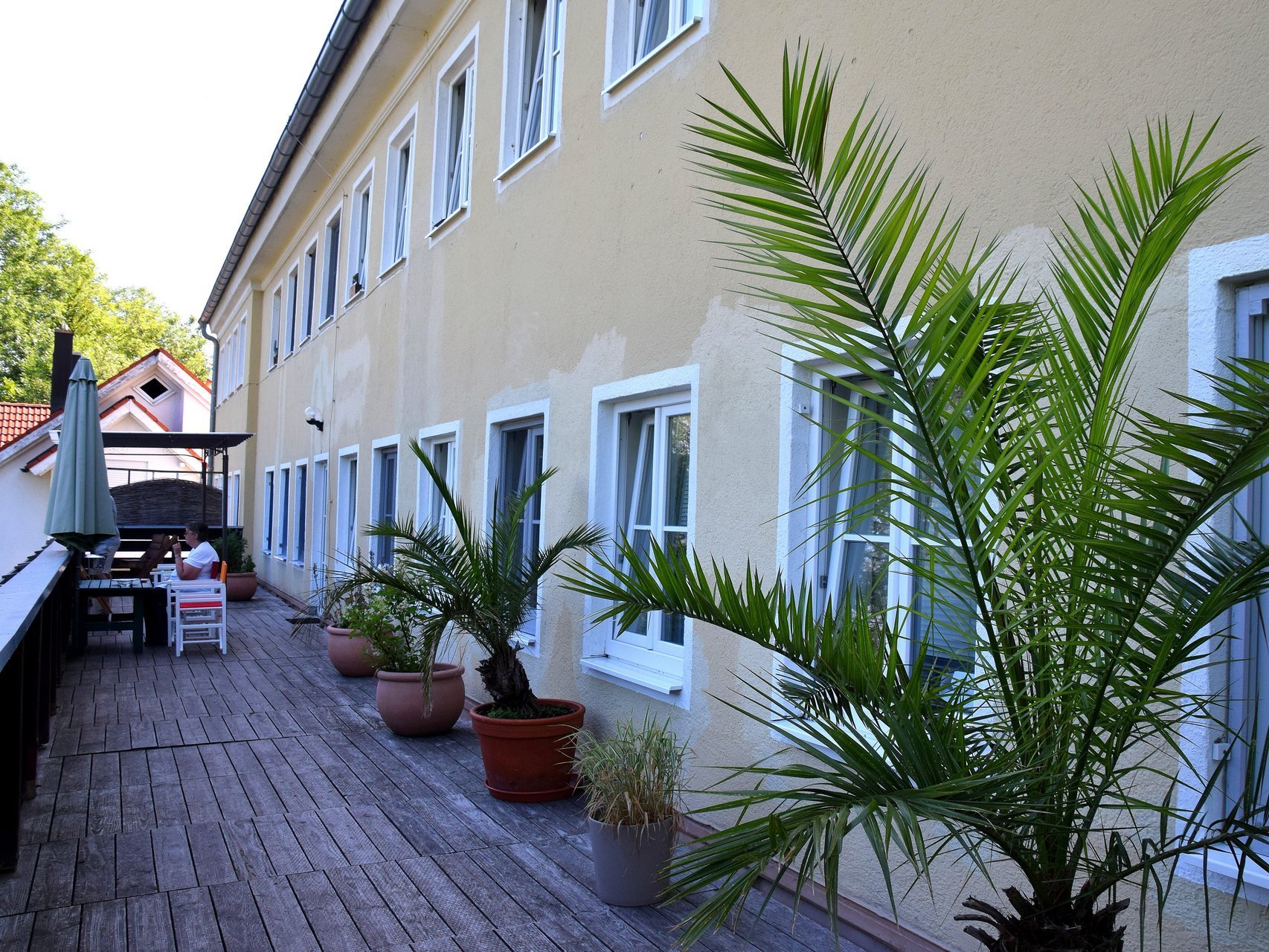 Terasse oder Balkon - jedenfalls genug Platz für Gartenmöbel und zum entspannen