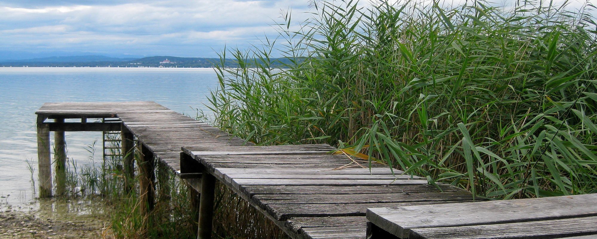 Blick über einen Steeg auf den Ammersee