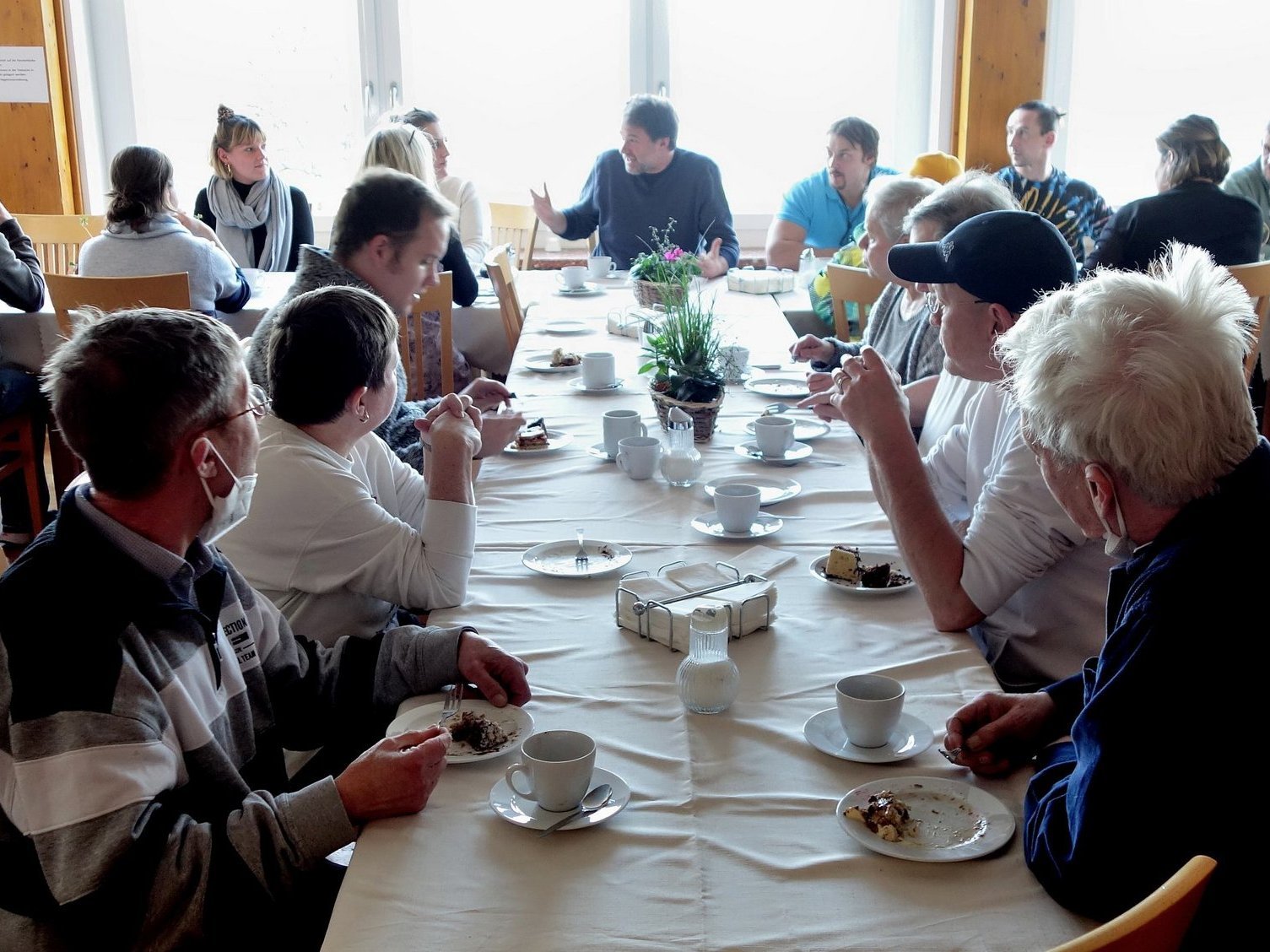 Speisesaal: voll besetzt zu Kaffee und Kuchen - es scheint eine rege Diskussion geführt zu werden